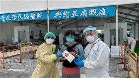 北榮－中正紀念堂車來速急門診篩檢站，今日下午累計採檢人數突破1萬人。（圖／北榮提供）