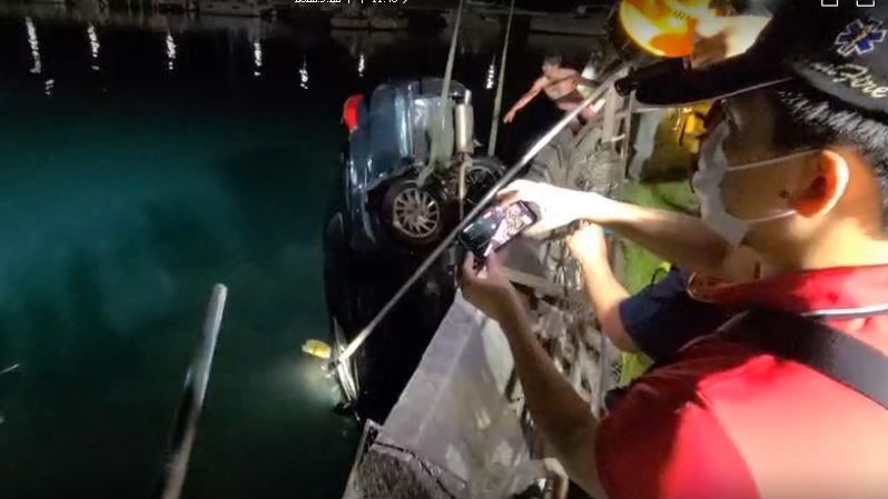 宜蘭烏石港轎車墜海　一男無生命跡象