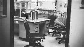 醫師姜冠宇指出，「放寬護病比」的3大後果，並PO出空蕩的專責護理站。（圖／翻攝自姜冠宇醫師 Pro'spect 臉書）