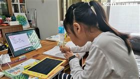 疫情升溫，許多國小學童從今天起在家上課。（圖／記者李鴻典攝）