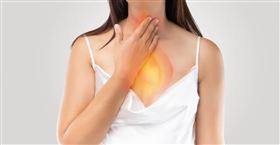 造成胃食道逆流大多與「飲食習慣不佳」與「壓力過大」有關。飲食部分，肇因於個人攝取過多高油、高糖與高熱量的飲食；而壓力則因現代人久坐不運動、工作忙碌、睡眠品質不佳，引發自律神經失調所致。壓力過大導致的逆流現象，亦可能伴隨消化變差、喉嚨不適、肌肉緊繃等非典型症狀。