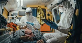 所有COVID-19感染相關造成的超額死亡率約達1,490萬人，這項數字的計算是包括COVID-19直接因疾病死亡，或間接因公衛系統、社會衝擊造成的死亡人數。超額死亡率中以男性、老年人的死亡人數更多。在23周Delta期間共發生1,975例全因超額死亡，而Omicron僅在8周期間就發生2,294例超額死亡。