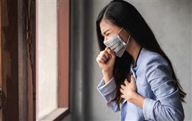 初期症狀通常有咳嗽、喉嚨痛、發燒、全身痠痛、流鼻涕、鼻塞、頭痛、疲倦、頭暈。同時，國外研究顯示 Omicron 病毒對肺部的侵略性較低，會是以上呼吸道的影響為主，容易是在咽喉部發炎而有相應的輕微脫水現象，患者的確會比較有乾咳及乾痛的感覺。