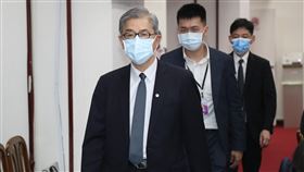 黃天牧：保險業若已承保  保戶買幾張都有責任賠金管會主委黃天牧（前）23日在立法院表示，若民眾自選「3+4」居家隔離，防疫險要賠；若保險公司已承保，無論保戶買幾張，只要發生保險事故、符合保單約定，保險公司也都有責任賠。中央社記者張新偉攝  111年5月23日