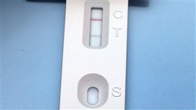 武漢肺炎,新冠肺炎,COVID19,篩檢,快篩呈現兩條線為陽性（記者邱榮吉／攝影）