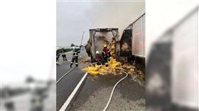 ▲國一南下苗栗頭份交流道今清晨發生火燒車意外，貨櫃車上滿載的泡麵全付之一炬。（圖／翻攝記者爆料網）