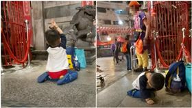 小小信徒跪在廟前拜拜。（圖／翻攝自白沙屯媽祖網路電視台）