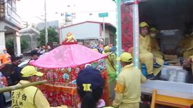 白沙屯媽祖鑾轎突然急剎車，全程緊貼大車避喪家，引起信徒大讚，媽祖好慈悲。（圖／翻攝自白沙屯媽祖網路電視台　YouTube）