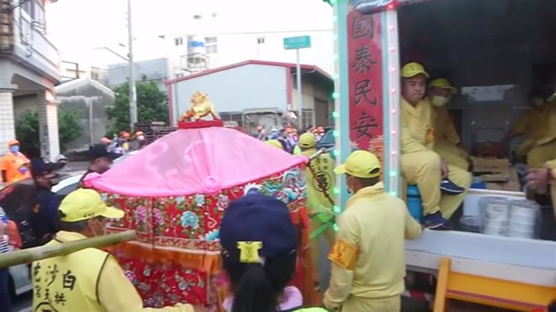 白沙屯媽祖突急煞　緊貼大車避喪家