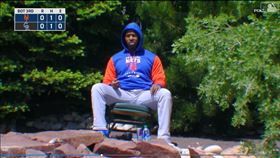 ▲後援投手羅德里奎茲（Joely Rodriguez）帶著一張椅子、一把按摩槍、一瓶水、一些瓜子，還有他的能量飲料，爬上了中外野裝飾「打者之眼」（Batter's Eye）的岩石堆觀戰。（圖／翻攝自MLB官網）