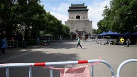 北京頻繁核酸檢測  拚盡快社會面清零北京市廣設核酸篩查點，藉此防控疫情。民眾若不在規定時間區段做檢測，健康碼將會變成黃碼而行動受限，許多公共場所也要求出示48小時核酸檢測憑證。圖為5月中旬，即使在北京景點鐘樓外，也設有核酸篩查站。中央社記者張淑伶北京攝  111年5月15日