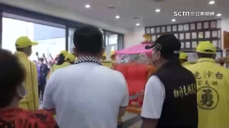 擺畫像！白沙屯媽祖進車廠「賞畫」