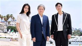 湯唯（左起）、導演朴贊郁、男星朴海日目前於坎城。（圖／翻攝自cjenmmovie IG）