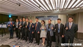 懷緯生技於欣欣大眾百貨商場建置全台首座「元世紀MeSha VR戰能訓練基地」簽約記者會。南緯旗下懷緯生技董事長林瑞岳（左）、欣欣大眾董事長尤志煌（右）。（圖／記者戴玉翔攝影）