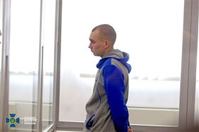 ▲俄羅斯軍人瓦迪姆日前向死者妻子道歉，承認射殺平。法院最後仍判他無期徒刑。（圖／翻攝自烏克蘭安全局推特）