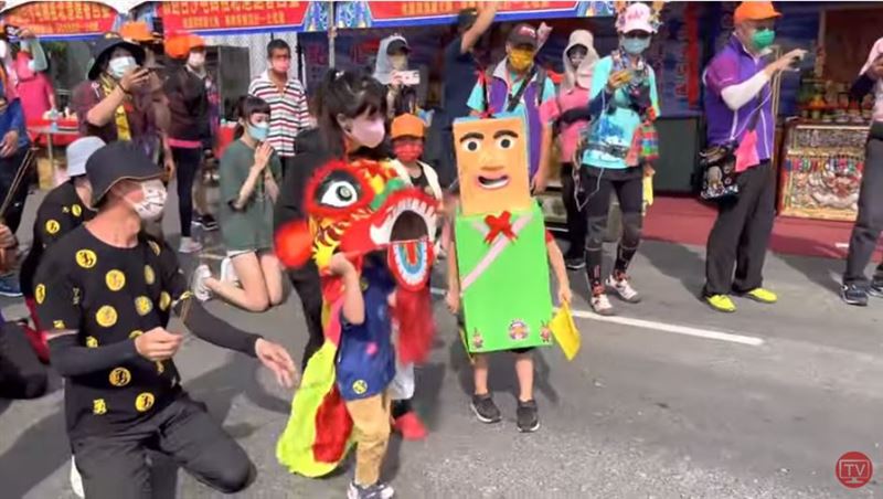 小朋友扮變型金剛！白沙屯媽祖好開心