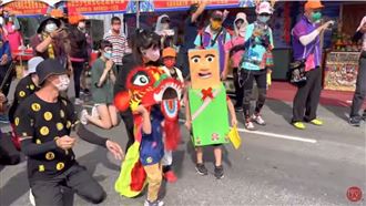 小朋友扮變型金剛！白沙屯媽祖好開心