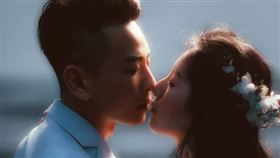 白沙屯媽祖，新婚夫妻，去年進香結緣相識相戀，結婚，(圖／翻攝自臉書白沙屯媽祖粉絲團)