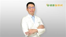 醫師說明，免疫性血小板減少症是一種自體免疫疾病，因免疫系統錯亂，產生抗體攻擊血小板，導致血小板數量低下，致病原因仍不明。