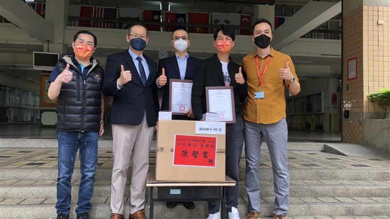 北市內湖警友會　捐快篩劑助弱勢防疫