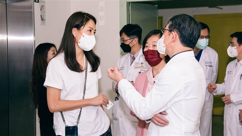 嬰兒緊急插管沒機器！賈永婕出手救人