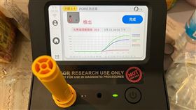 高嘉瑜使用「郭董家用PCR機」。（圖／翻攝自高嘉瑜 臉書）