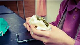 姜冠宇說，這名護理師忙到快晚間8時，才有時間啃午餐微波的包子。（圖／翻攝姜冠宇臉書）