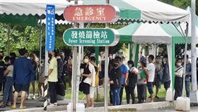 疫情未歇  高雄篩檢站排長龍（2）本土COVID-19疫情延燒，高雄市苓雅區的社區篩檢站23日有不少民眾前往排隊等待採檢。中央社記者董俊志攝  111年5月23日