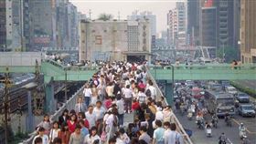 網友PO出一張30年前的台北街景照，表示當時是一個沒低頭族的時代，引起許多人的共鳴。（圖／翻攝自爆廢公社公開版臉書）