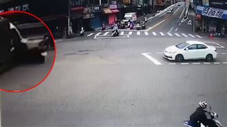 小貨車偷跑迴轉　黃牌重機沒煞車直撞