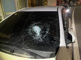 分手索賠遭拒  男子狠砸前女友車涉毀
