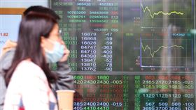 台股收盤跌72.34點（1）台北股市9日開高走低，收盤跌72.34點，為16854.1點，跌幅0.43%，成交金額新台幣4362.98億元。中央社記者謝佳璋攝  110年4月9日