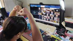 防疫暫停實體課程  教師居家方式遠距教學台中市高中以下學校，23至27日暫停實體課程改以遠距教學，家中有12歲以下孩子的教師，有教學與照顧孩子雙重壓力，可選擇以居家方式遠距授課。（台中市政府提供）中央社記者趙麗妍傳真  111年5月23日