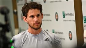 ▲兩屆法網亞軍奧地利好手提姆（Dominic Thiem）持續一輪遊。（圖／翻攝自法網推特）