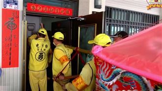 媽祖轎卡民宅　屋主女兒：明年拆門迎