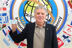 ▲喬直是一位美國籍詩人、文學教授、翻譯家，以高級專業人才身分於今年申獲外僑永久居留證-梅花卡。（圖／移民署提供）