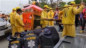 白沙屯媽祖突停下賜福，引醫療團淚崩。（圖／翻攝自白沙屯媽祖網路電視台YouTube）
