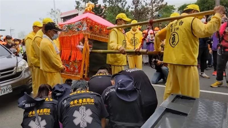 白沙屯媽祖突停下　醫療團熱淚盈眶