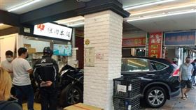 五分埔休旅車撞入小吃店 取自爆料公社