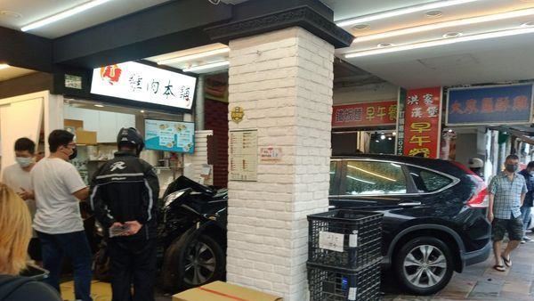 北市五分埔休旅車暴衝　撞6車小吃店