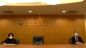 金管會主委黃天牧（右）與保險局長施瓊華（左）。（圖／翻攝自金管會記者會直播）