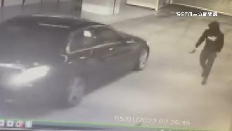 獨／惡煞尾隨闖地下室　球棒狂砸賓士