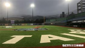 25日天母球場統一獅、味全龍之戰因雨延賽。（圖／記者蔡厚瑄攝影）