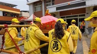 疼惜警察！白沙屯媽祖轉向衝進派出所