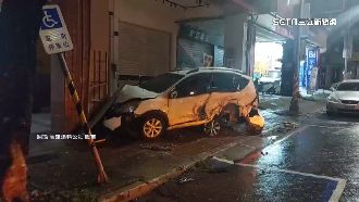 轎車逆向詭彎撞車　網友：像碰碰車