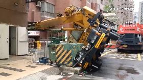 a趕工吊車倒1800