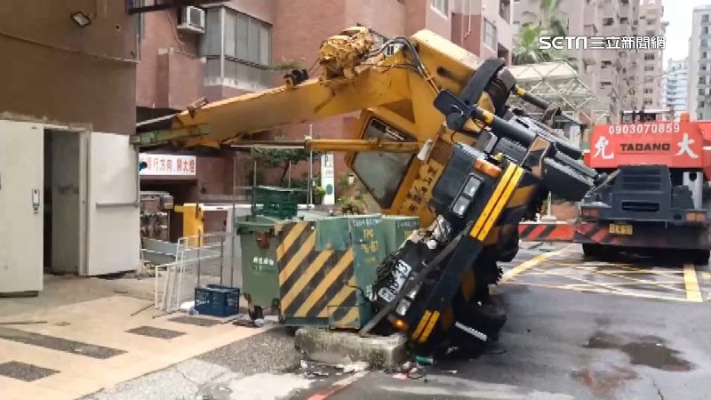 吊車三輪懸空　打歪變電箱釀停電