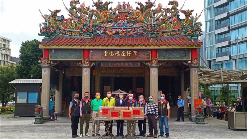 北市內湖警友會　捐快篩劑助宮廟防疫
