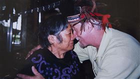 《費爾的旅程》費爾（右）至今仍相當感恩當年原住民好友對於深山尋子的協助。（圖／瀚草文創提供）