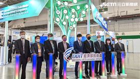 經濟部技術處於InnoVEX新創展中，集結18個新創團隊，打造TREE新創主題館。圖左至右為金屬中心處長蘇子可、工研院產服中心執行長陳立偉、創新公司總經理瞿志豪、外貿協會董事長黃志芳、技術處處長邱求慧、中華開發創投董事長何俊輝、工研院創新長劉佳明、臺灣大學執行長張守燕、陽明交通大學副研發長劉柏村。（圖／記者戴玉翔攝影）